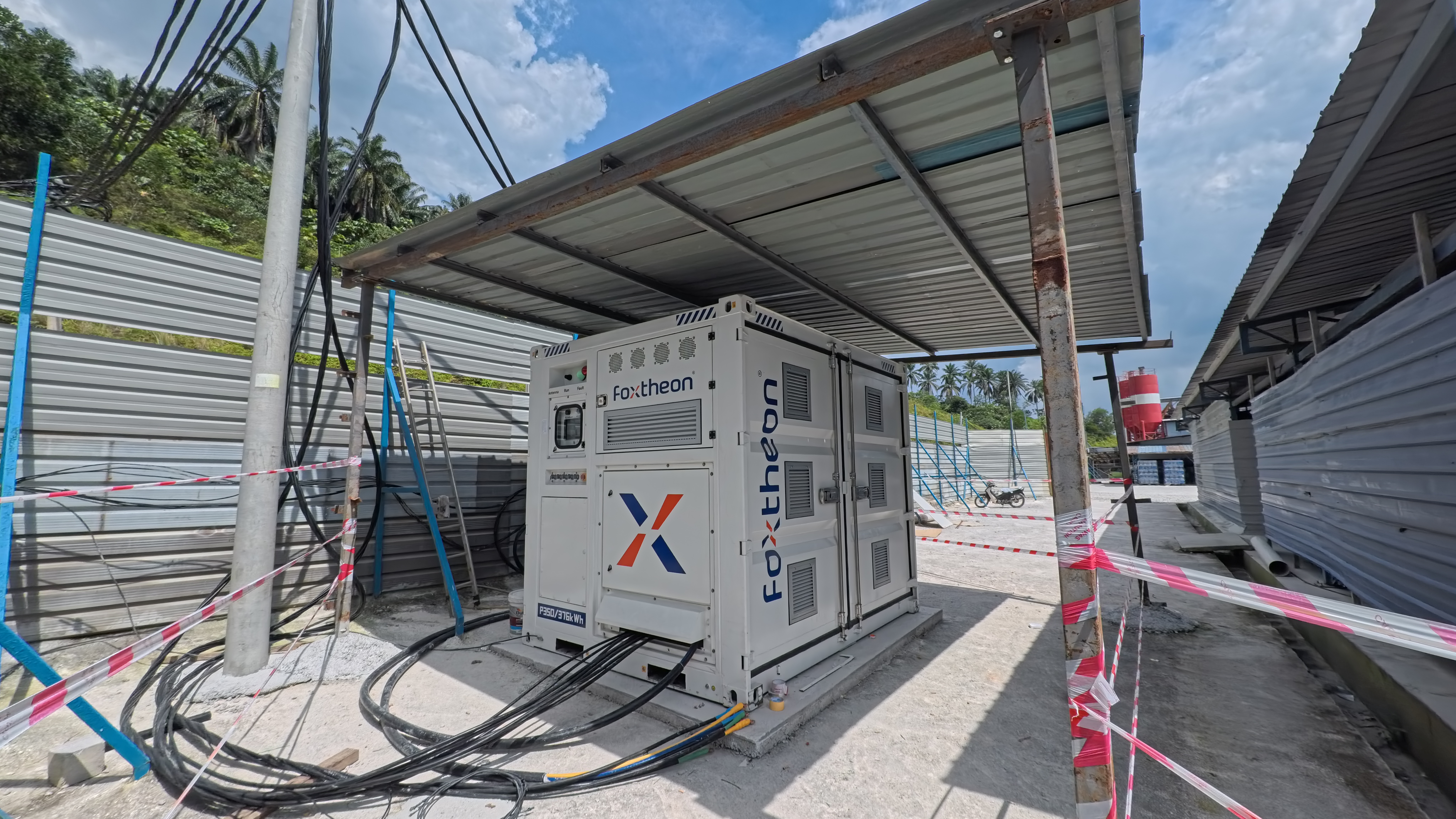 Foxtheon hybrid BESS supporting tower cranes on a grid-constrained construction site in Malaysia