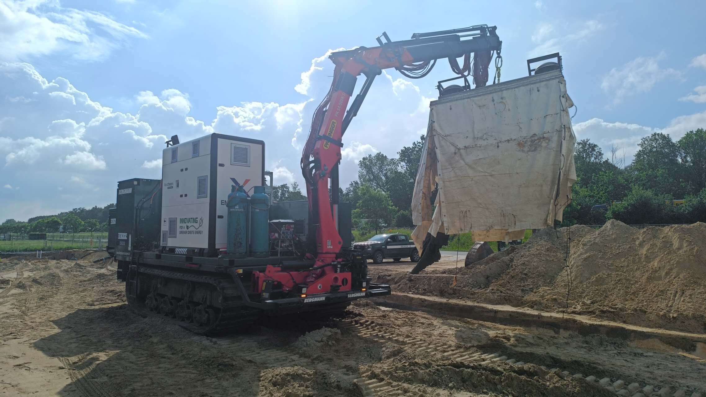 Foxtheon Hybrid BESS supporting a Roofrobot crawler with a Stage V generator in Belgium